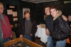 Martin Noormann sowie Timur Vardar (18) und Jarvis Hinrichs (14) lassen sich die Tierknochen vom Klostergelände zeigen